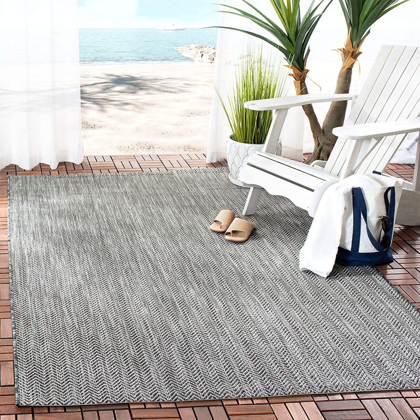 Safavieh Courtyard Collection CY8022 Indoor/ Outdoor Non-Shedding Stain Resistant Patio Backyard Area Rug, 4' x 4' Round, Grey / Navy