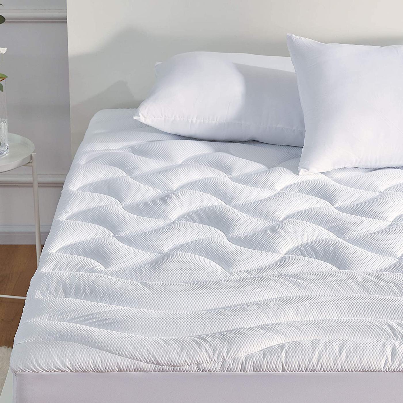 SLEEP ZONE Premium Mattress Pad Cover Cooling Overfilled Fluffy Soft Topper Zone Design Upto 21 inch Deep Pocket with Athletic Grade Elastic Skirt, White, Queen