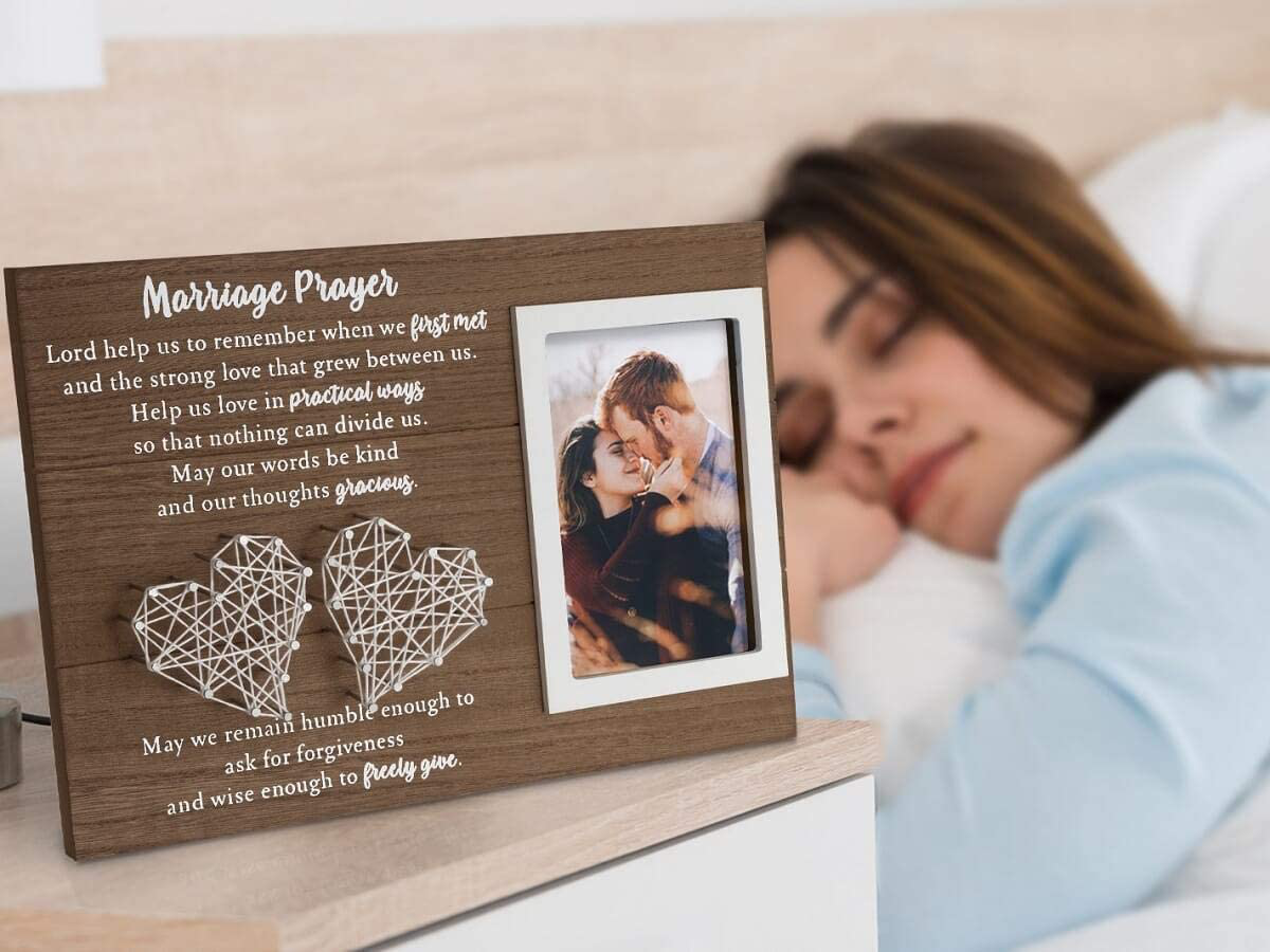 12.5×8.5 Marriage Prayer Wedding Gifts for Couples Anniversary, Rustic Wood Plaque Christian Engagement Gifts for Bridal Her Wife, Home Bedroom Decor with Handmade String Heart & Picture Frame