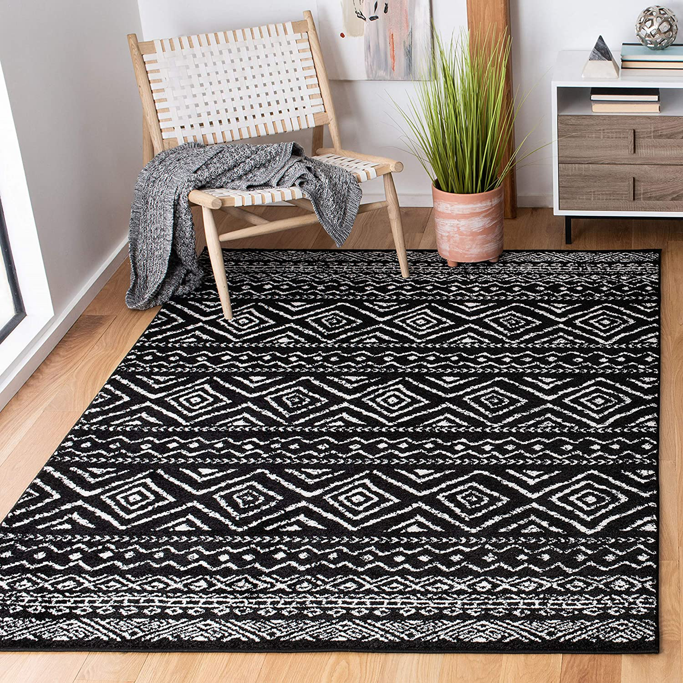 Safavieh Tulum Collection TUL267D Moroccan Boho Distressed Non-Shedding Dining Room Entryway Foyer Living Room Bedroom Area Rug, 5' x 5' Round, Ivory / Black