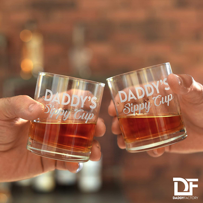 DADDY FACTORY Daddy's Sippy Cup Whiskey Glass - Funny New Dad Gifts - 10.25 oz Engraved Old Fashioned Bourbon Rocks Glass for Expecting Father, Dad Birthday Gift