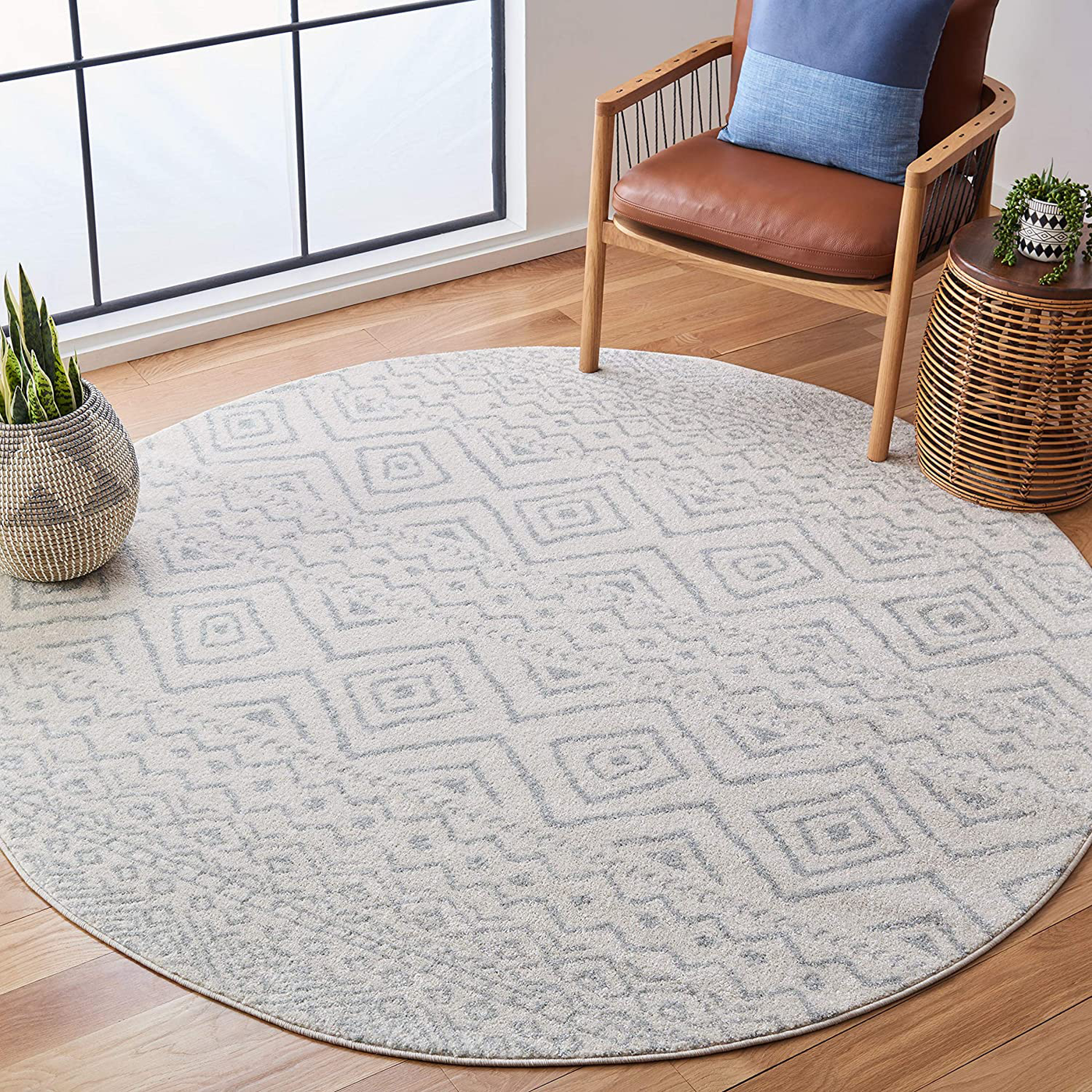 Safavieh Tulum Collection TUL267B Moroccan Boho Distressed Non-Shedding Dining Room Entryway Foyer Living Room Bedroom Area Rug, 5' x 5' Round, Ivory / Light Grey