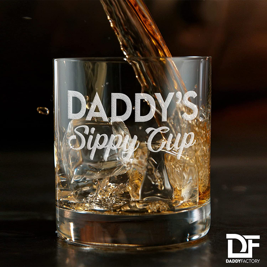 DADDY FACTORY Daddy's Sippy Cup Whiskey Glass - Funny New Dad Gifts - 10.25 oz Engraved Old Fashioned Bourbon Rocks Glass for Expecting Father, Dad Birthday Gift